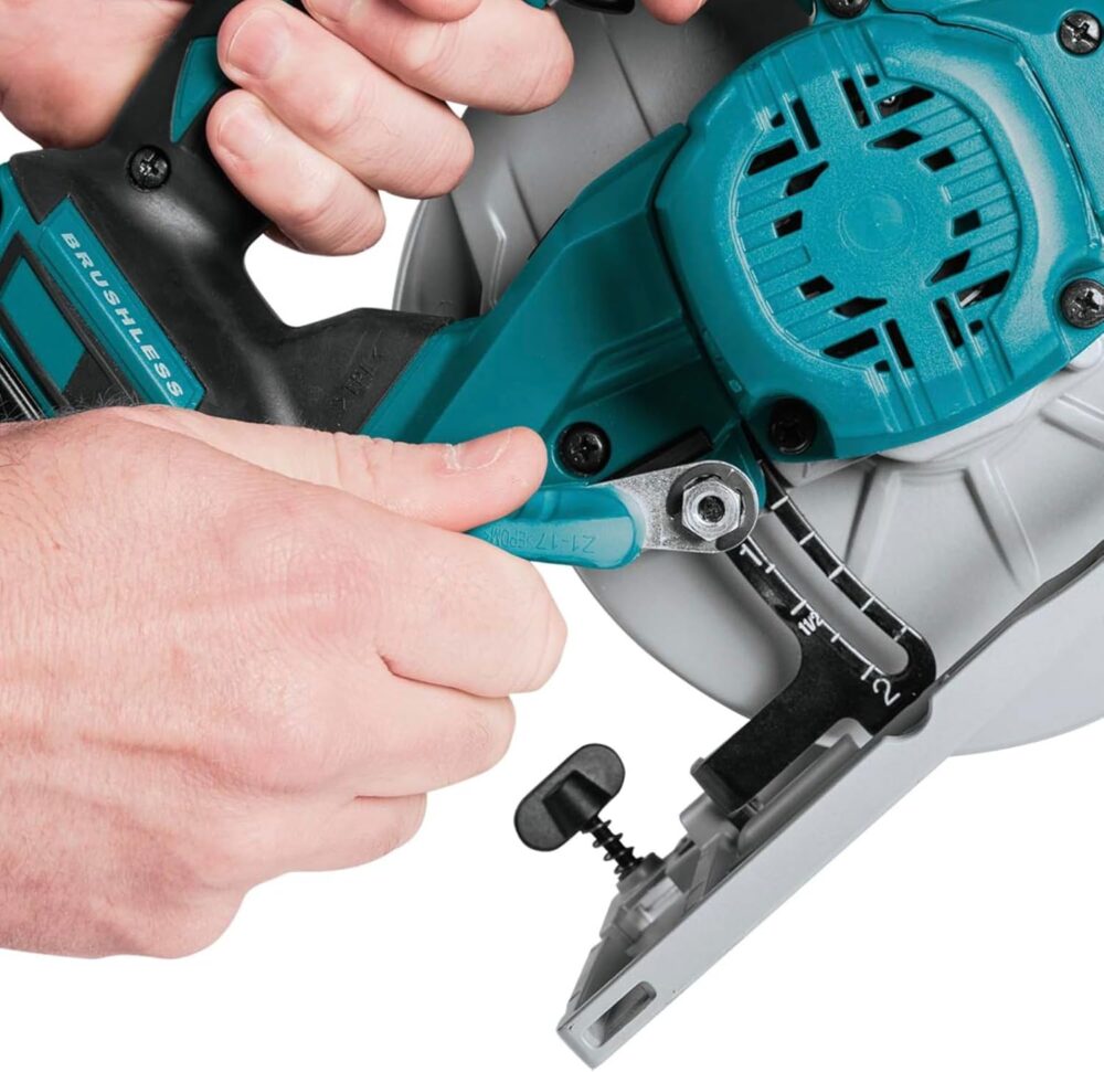 Батериска кружна пила MAKITA DHS680Z