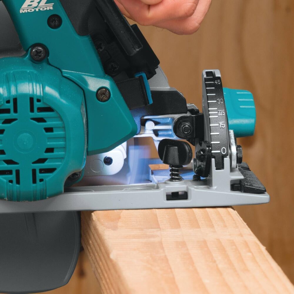 Батериска кружна пила MAKITA DHS680Z